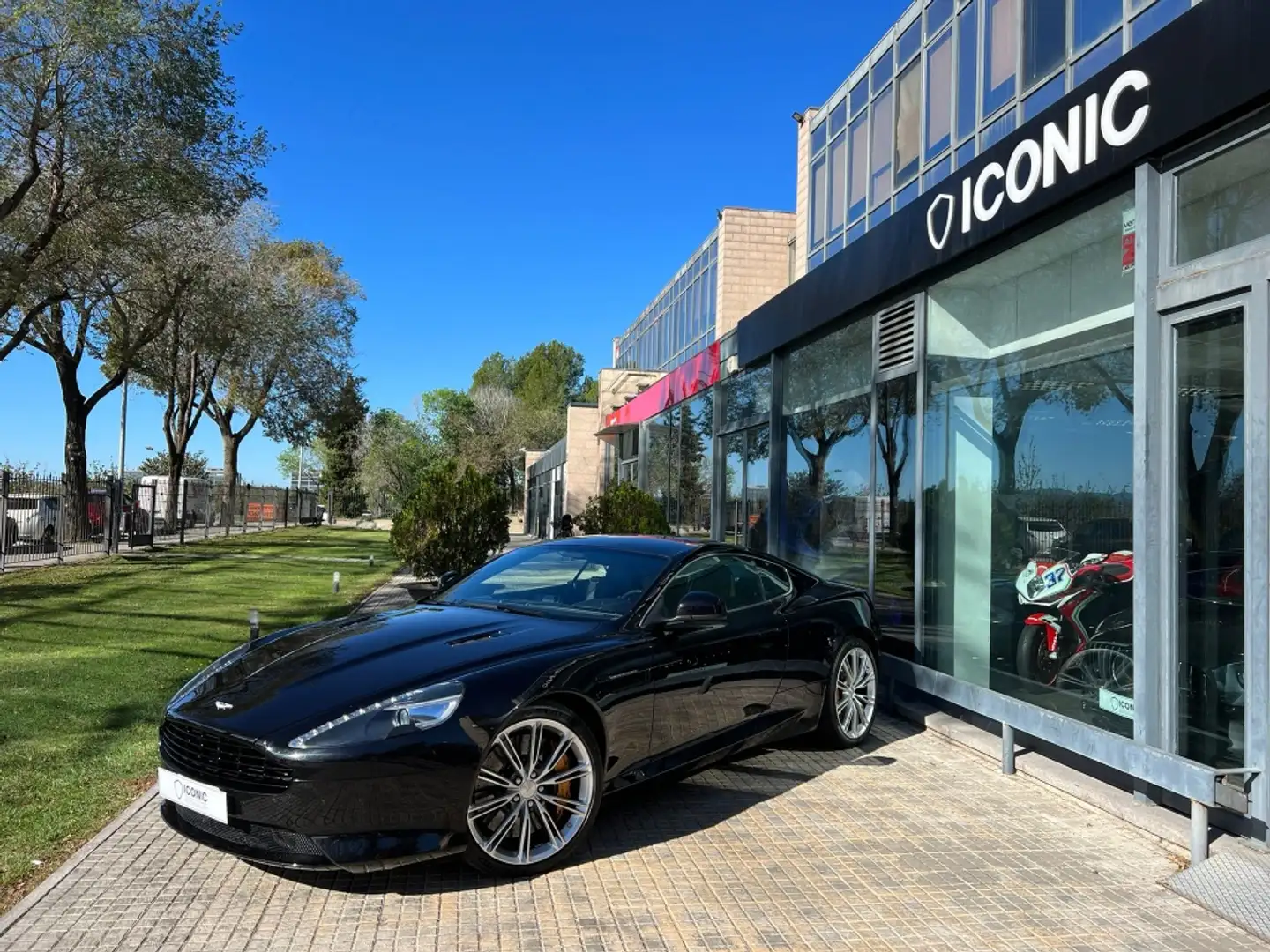 Aston Martin Virage V12 Чорний - 1