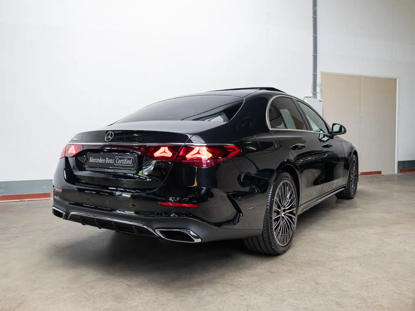 Mercedes-Benz E 300 Limousine e Sport Edition Premium | Panorama dak Zwart - 2