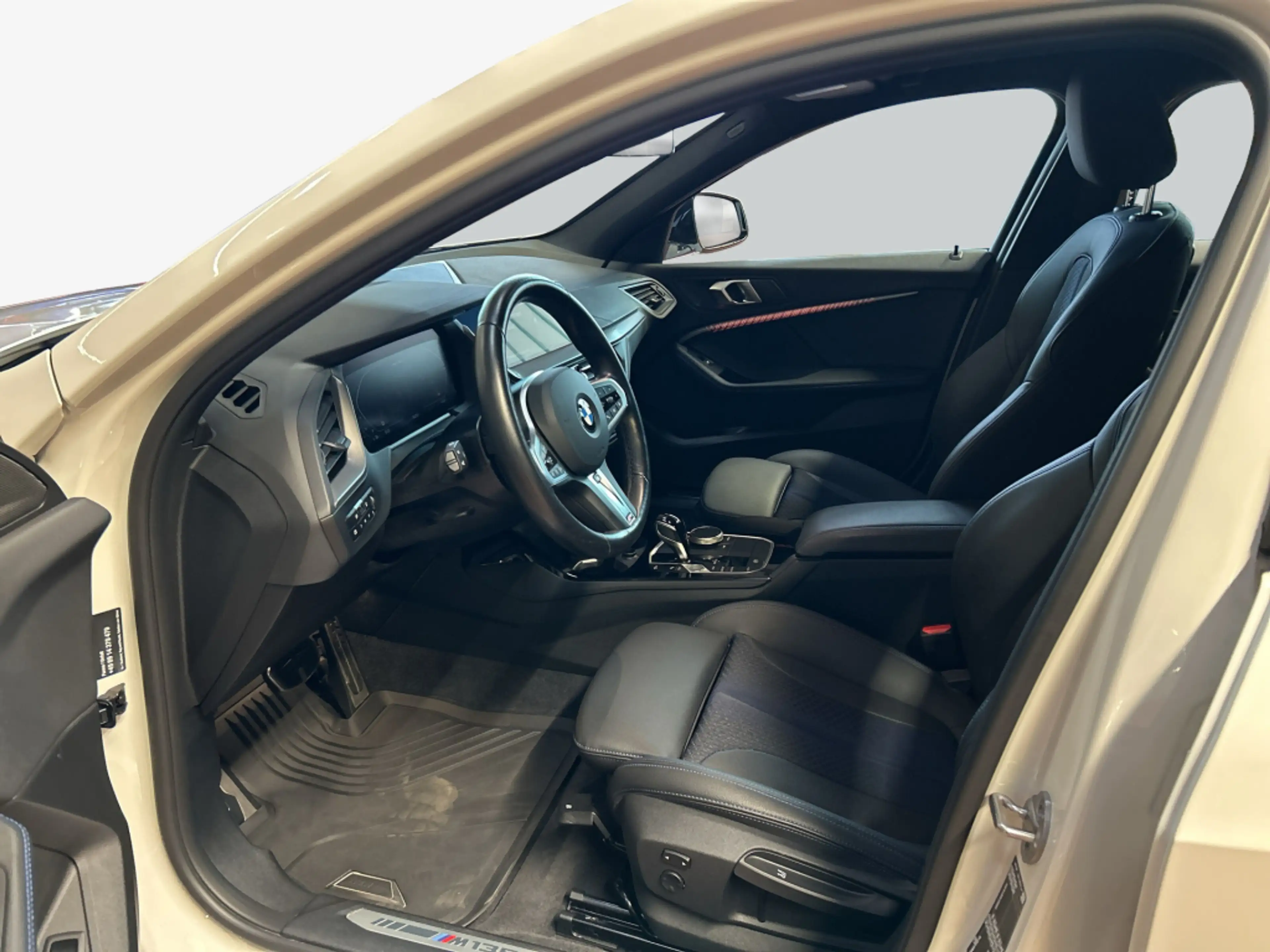 BMW M1 i xDrive LED HiFi PDC — photo 11