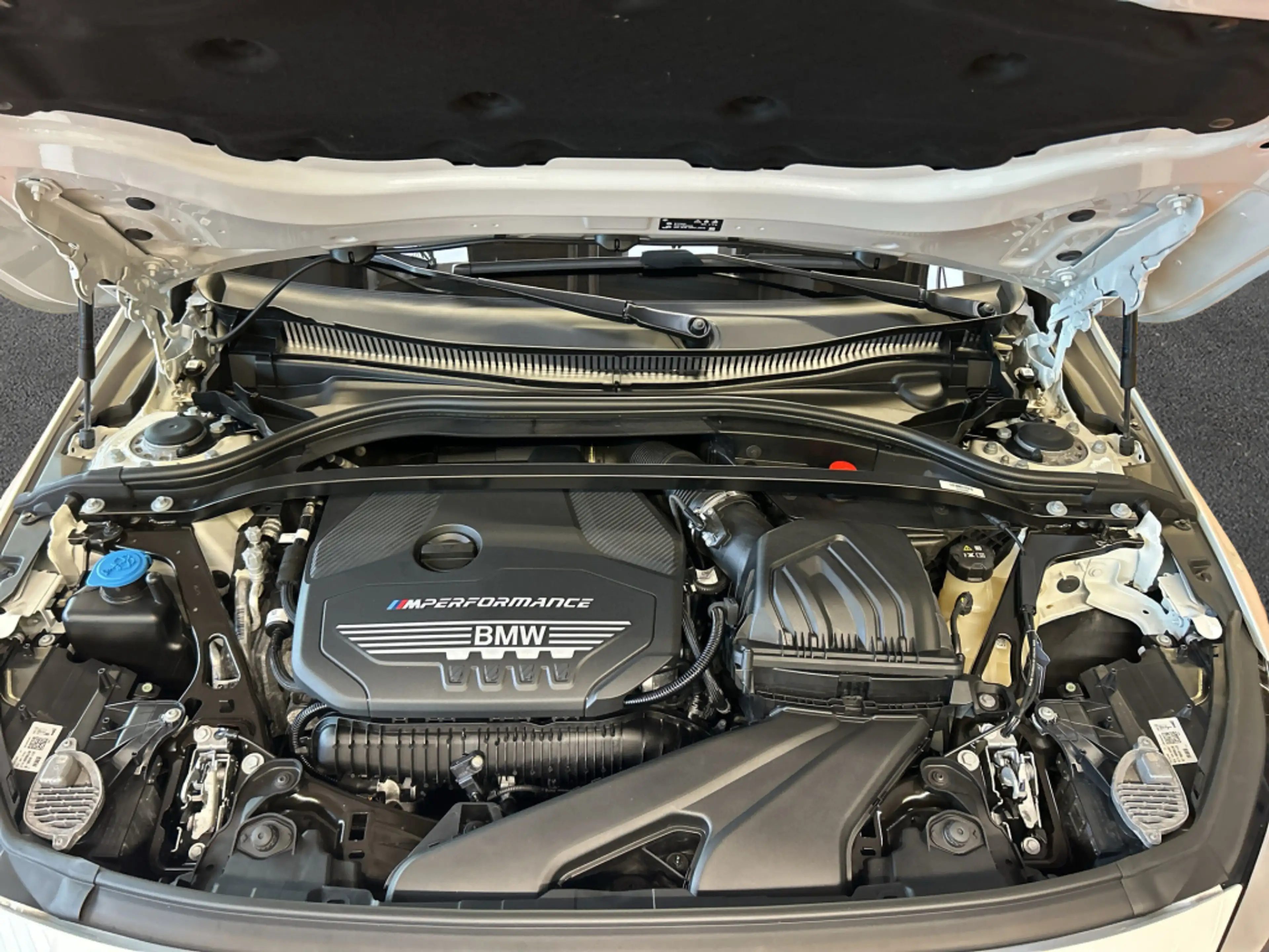 BMW M1 i xDrive LED HiFi PDC — photo 9