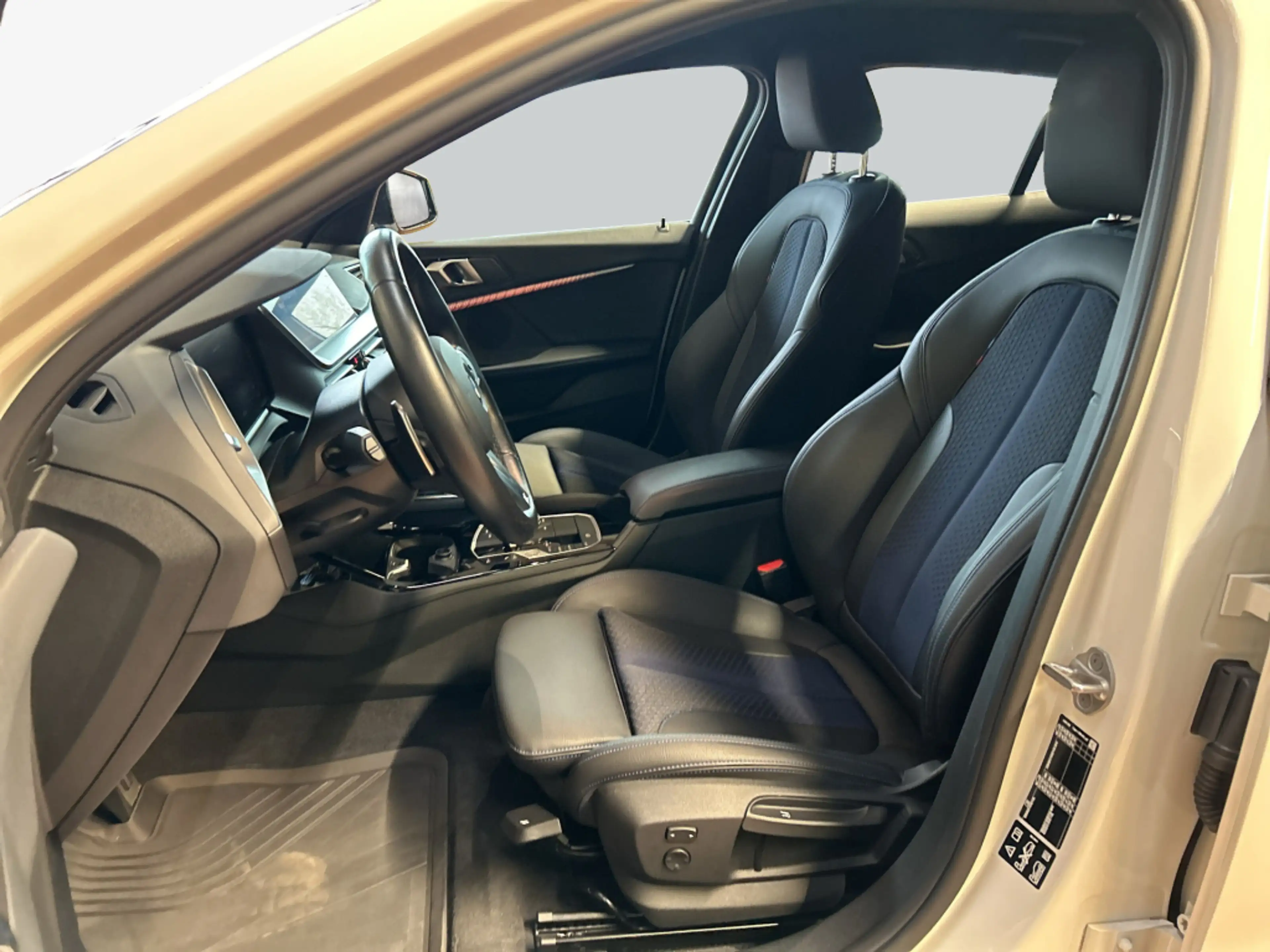 BMW M1 i xDrive LED HiFi PDC — photo 12