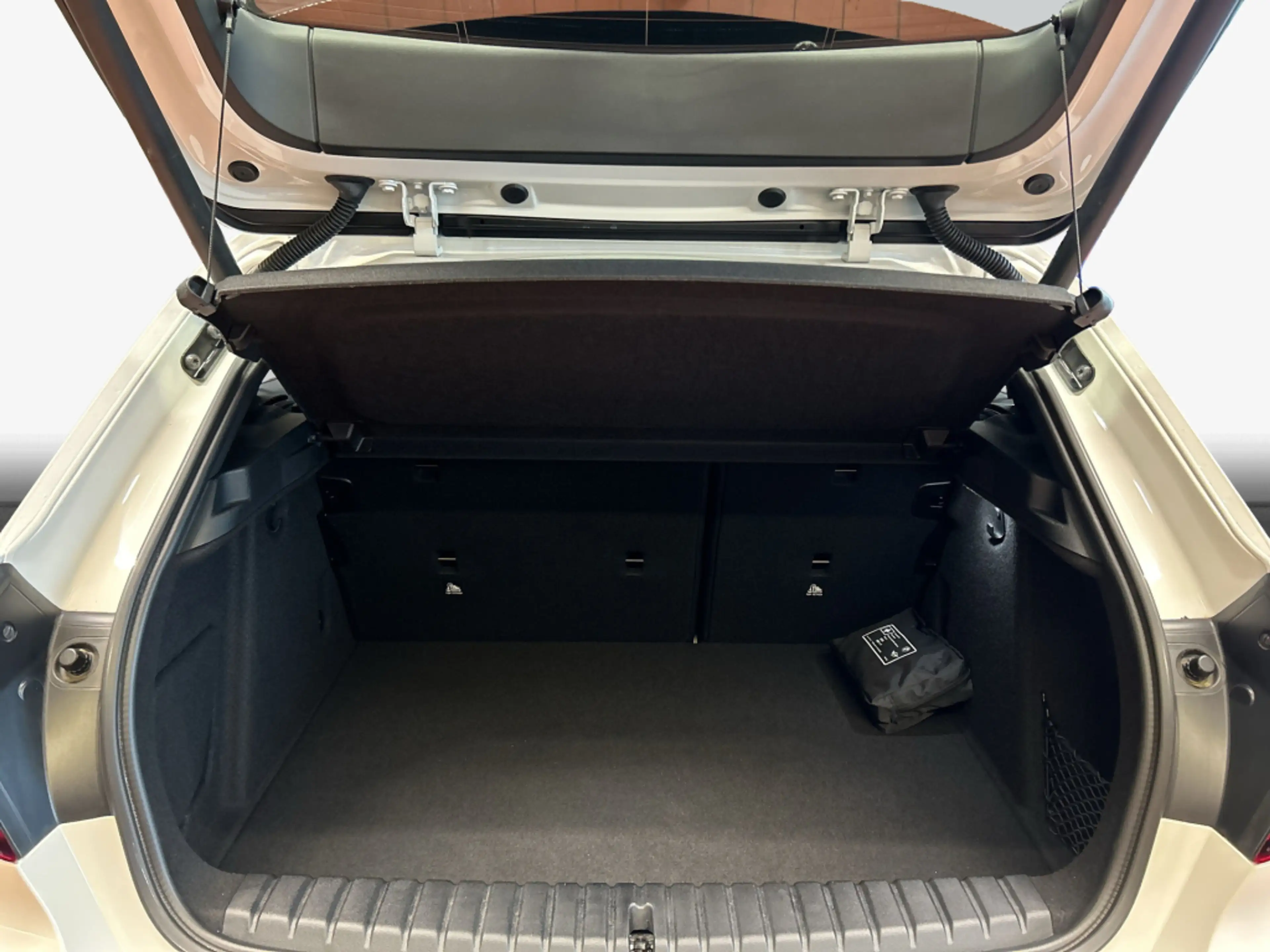 BMW M1 i xDrive LED HiFi PDC — photo 10