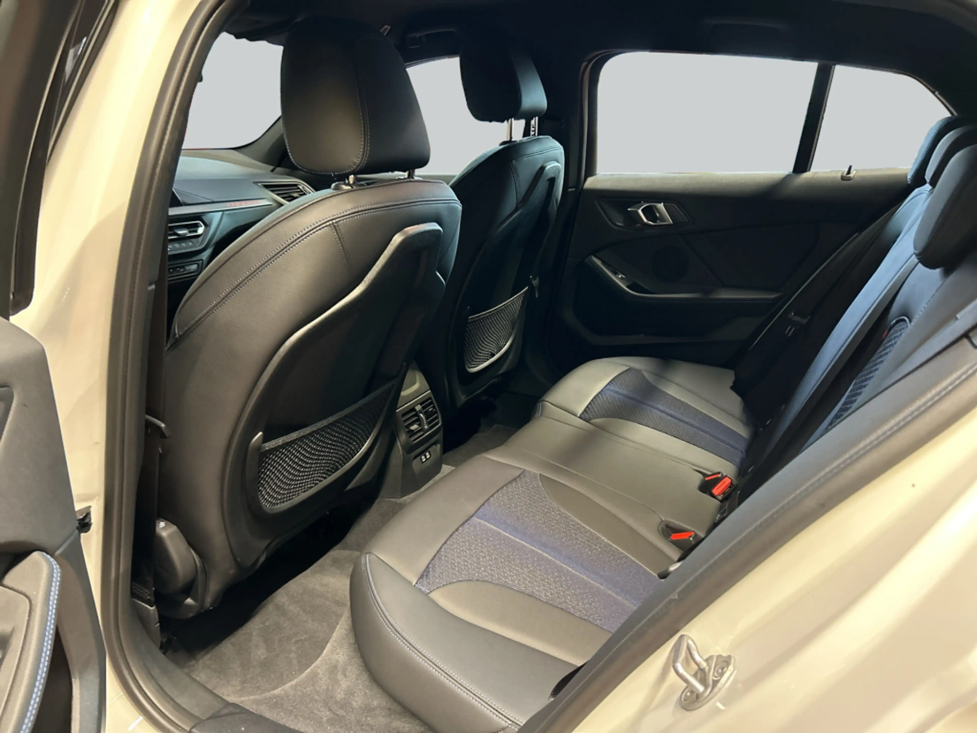 BMW M1 i xDrive LED HiFi PDC — photo 13