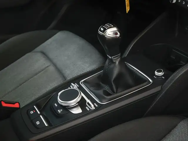 Audi Q2 view 10