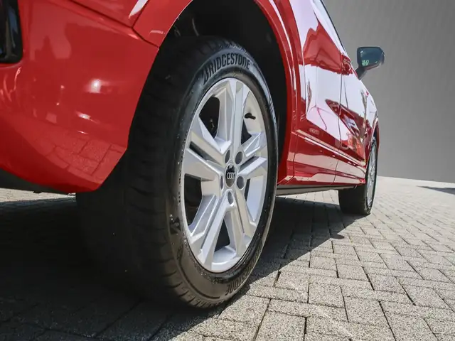 Audi Q2 view 6