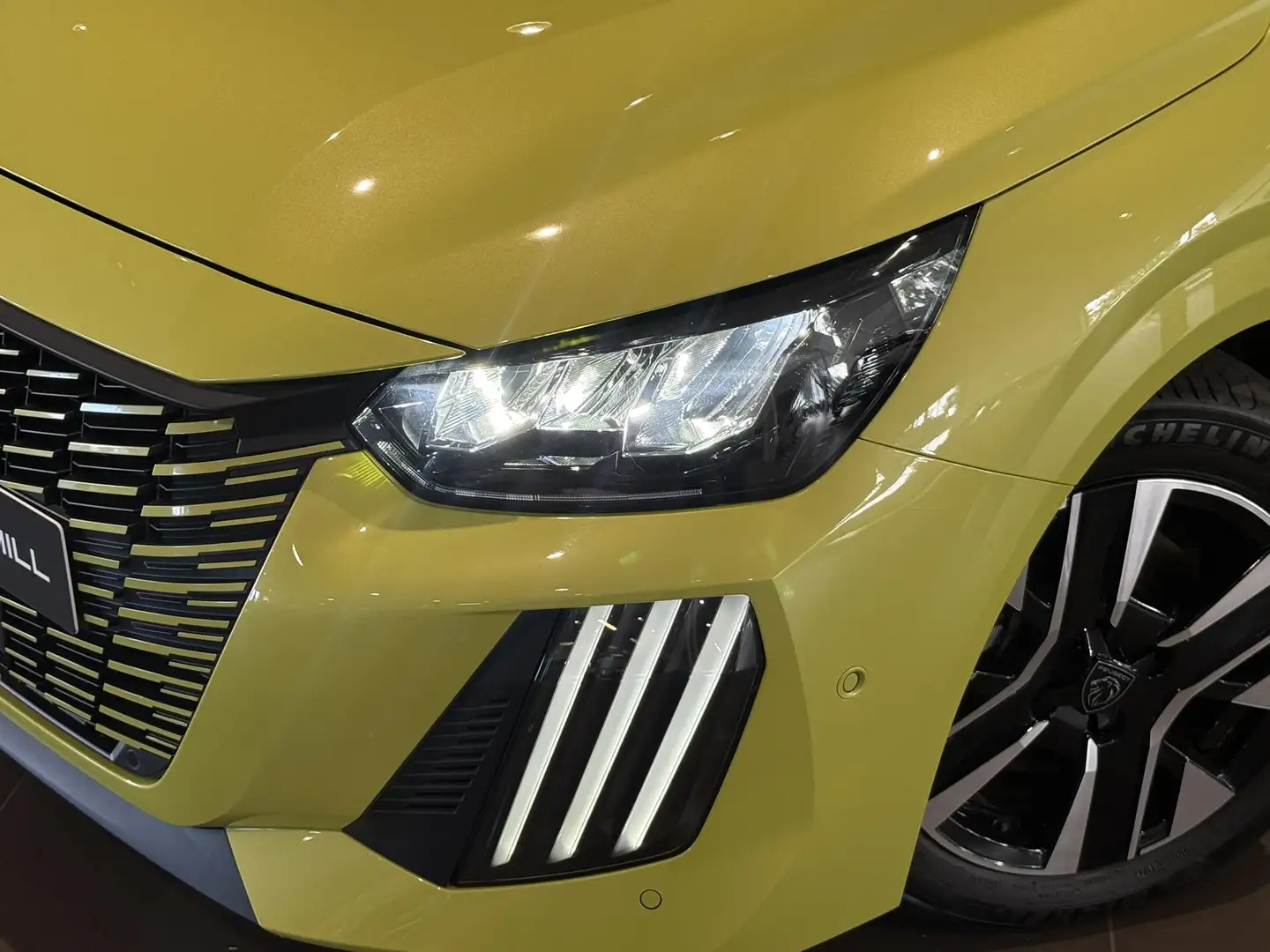 Peugeot 208 Allure Pack 1.2 Turbo 100pk | NAVI | 360° CAMERA | Geel - 2