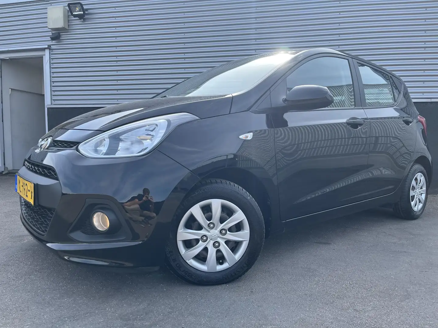 Hyundai i10 1.0i i-Motion Comfort Navigatie, Parkeersensoren, Zwart - 2