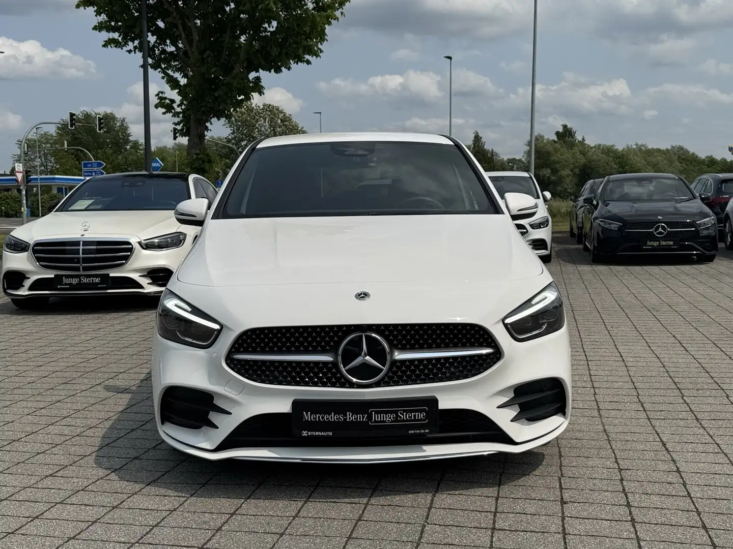 Mercedes-Benz B 200 B 200 AMG Premium Standheizung Multibeam AMG Line Weiß - 2