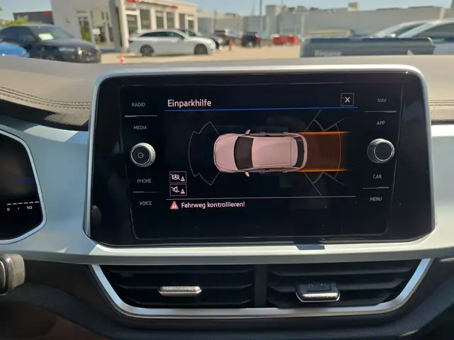 Volkswagen T-Roc view 17