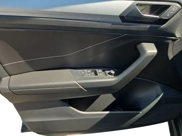 Volkswagen T-Roc view 11