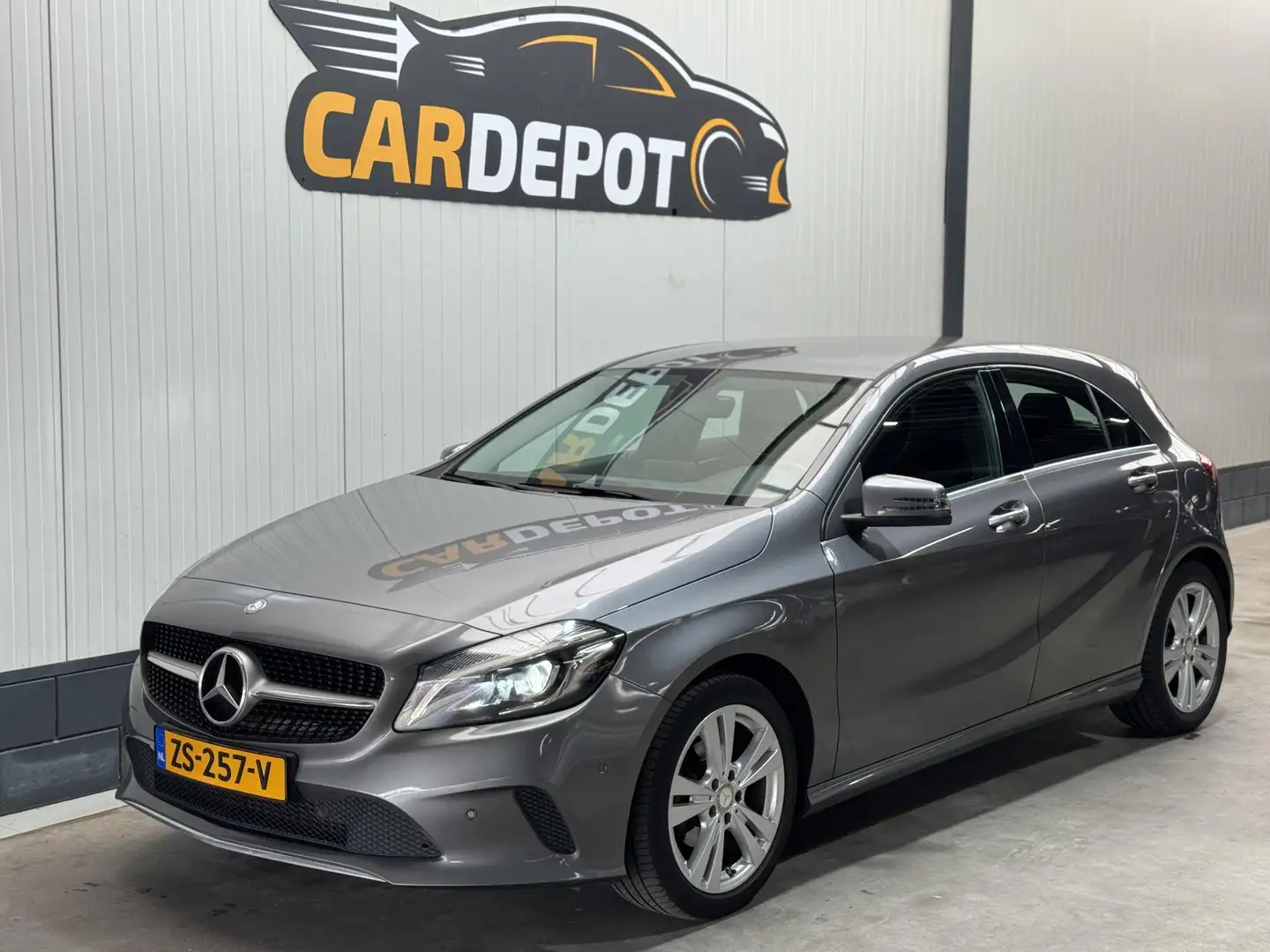Mercedes-Benz A 180 d Lease Edition Grijs - 1
