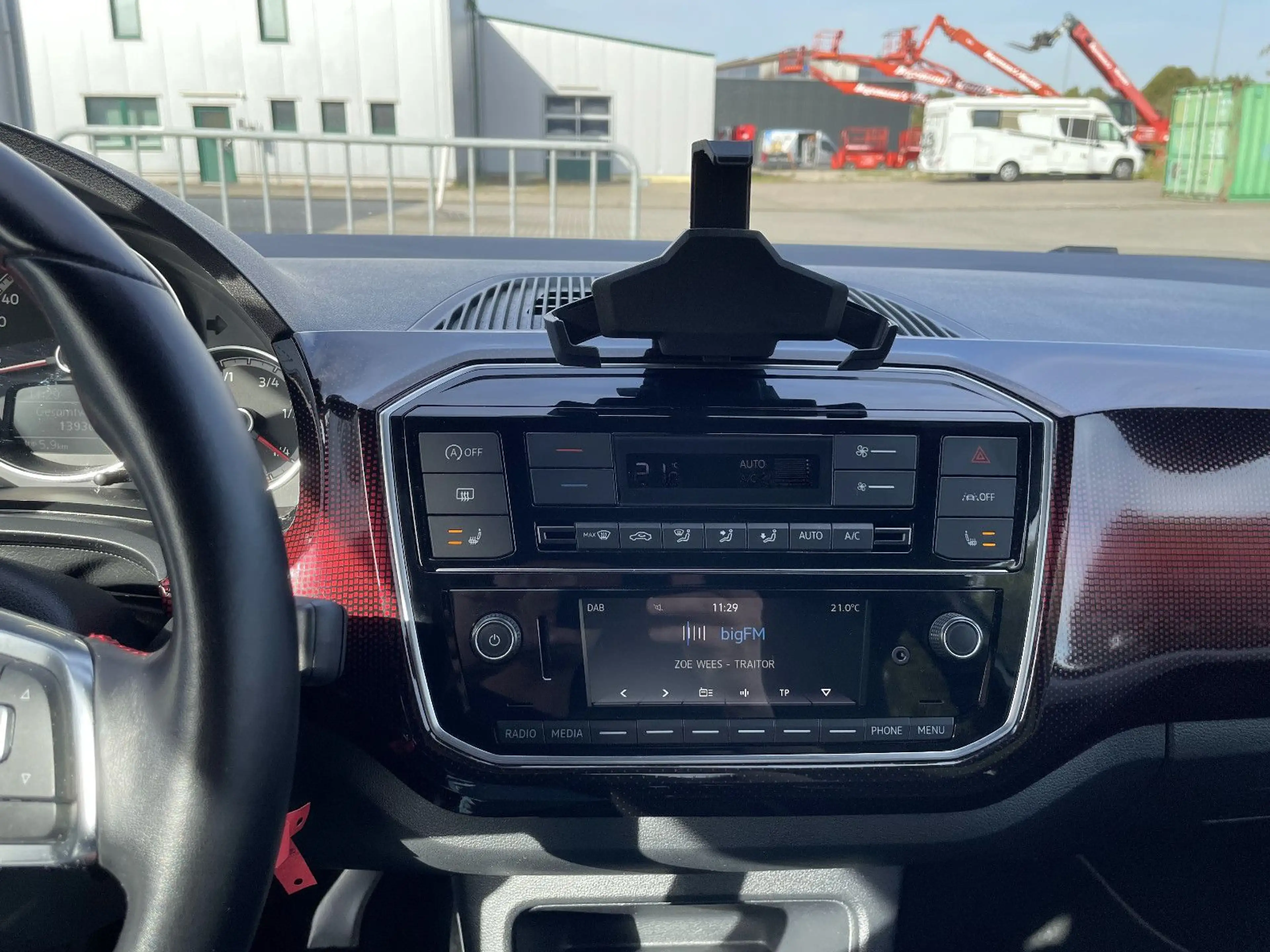 Volkswagen up! GTI — photo 14