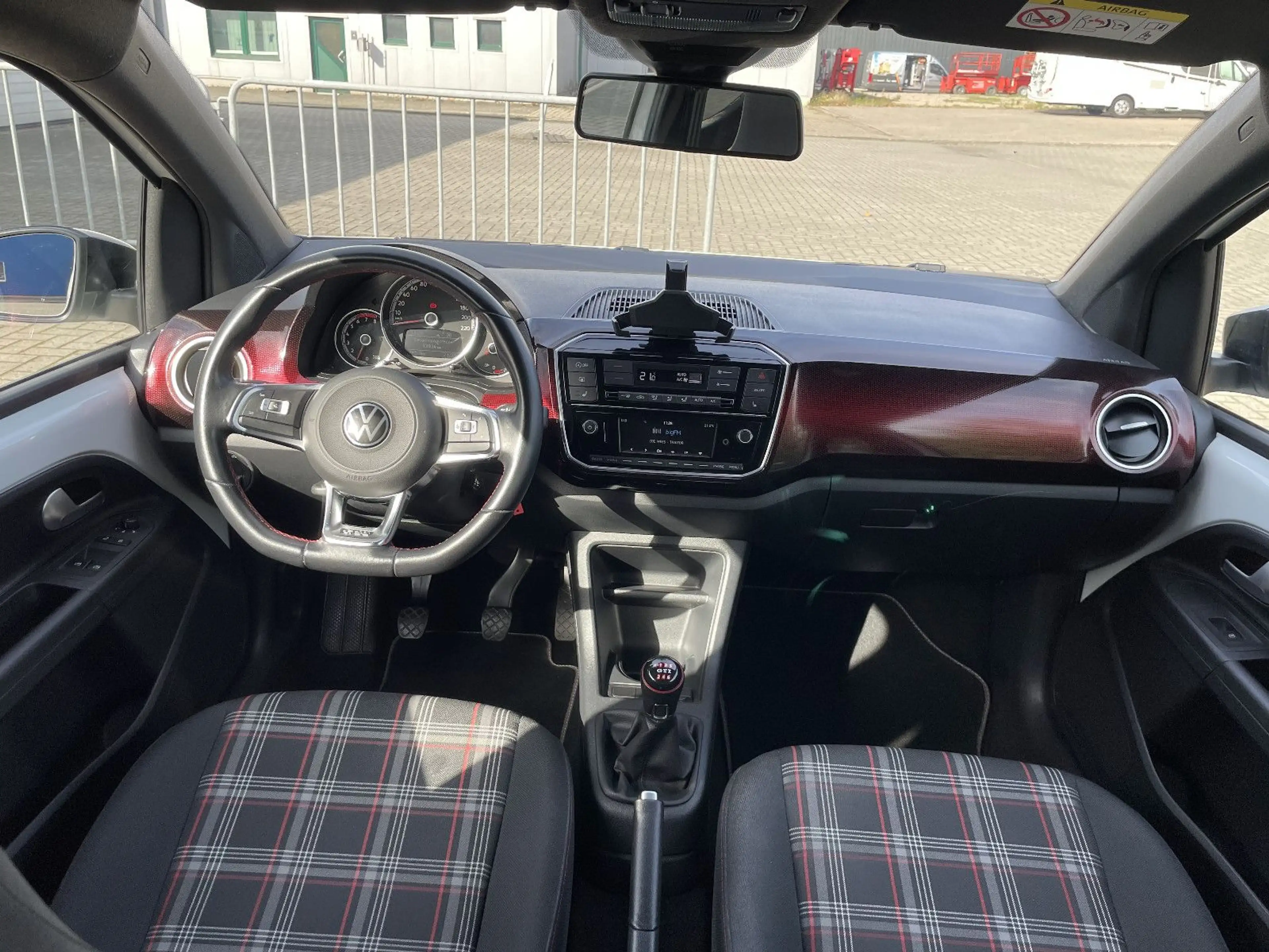 Volkswagen up! GTI — photo 12