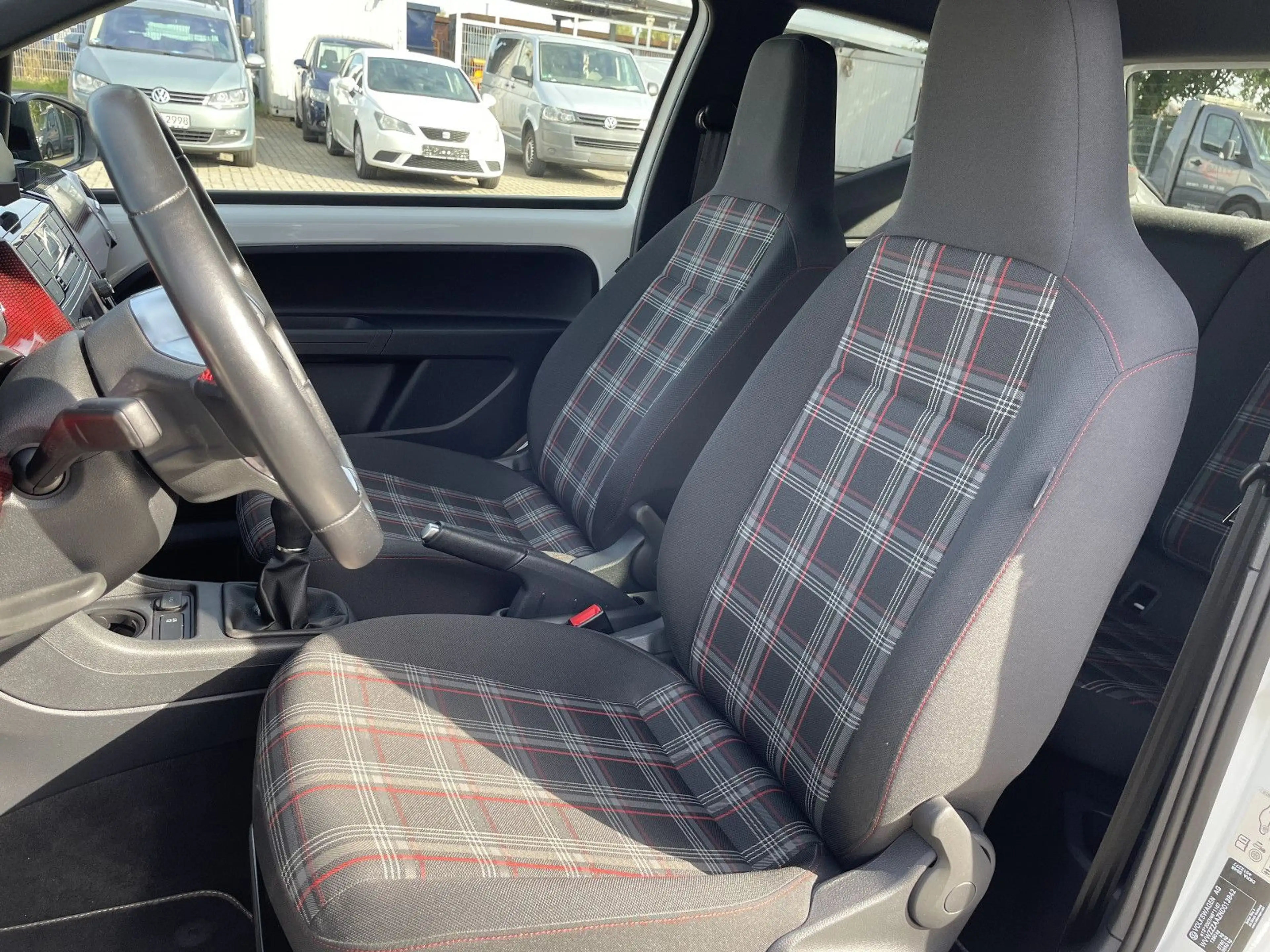 Volkswagen up! GTI — photo 10