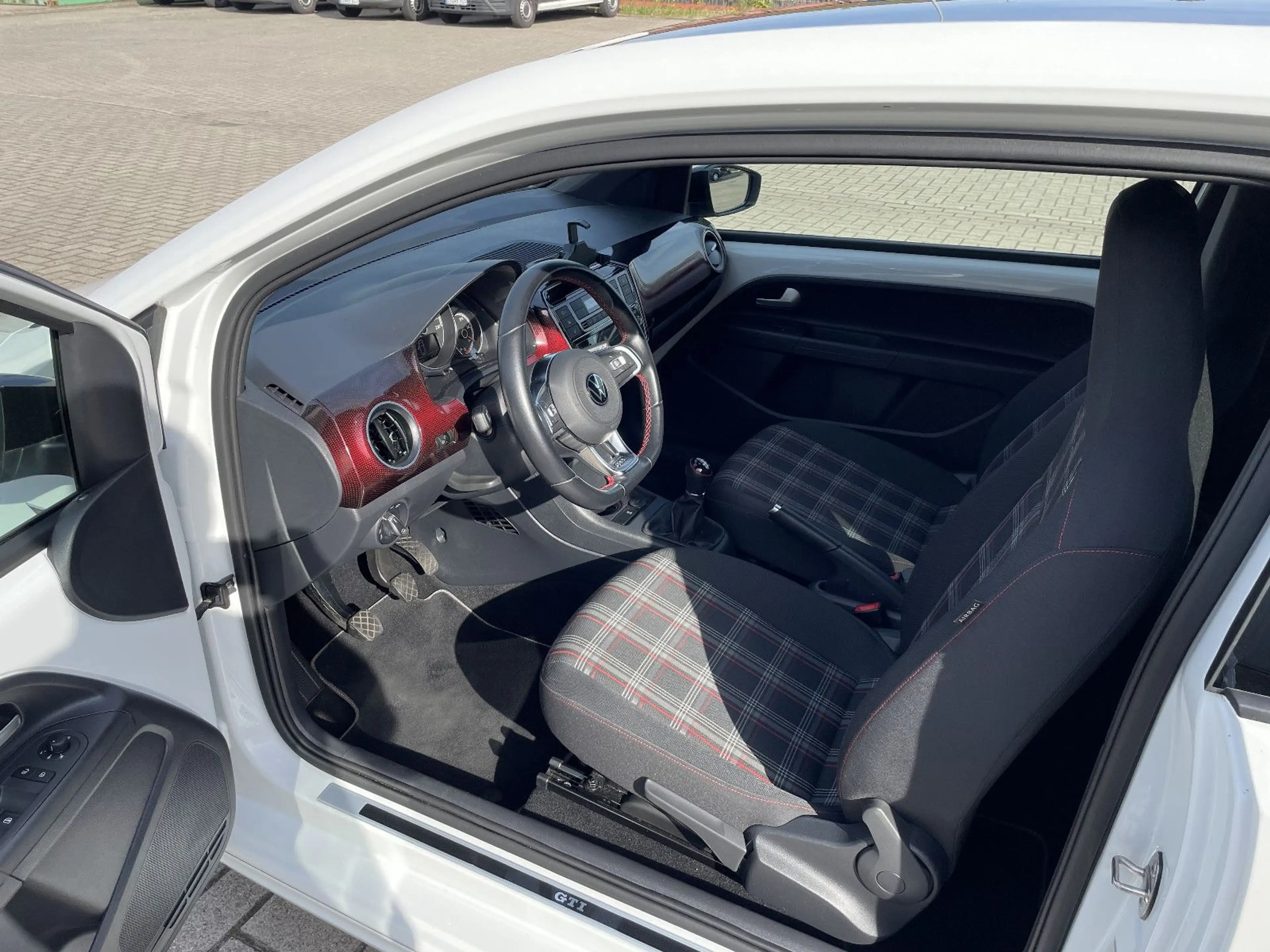 Volkswagen up! GTI — photo 9