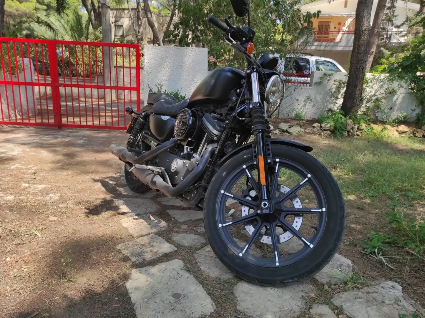Harley-Davidson Sportster XL 883 N crna - 1