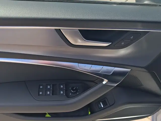 Audi S6 view 8