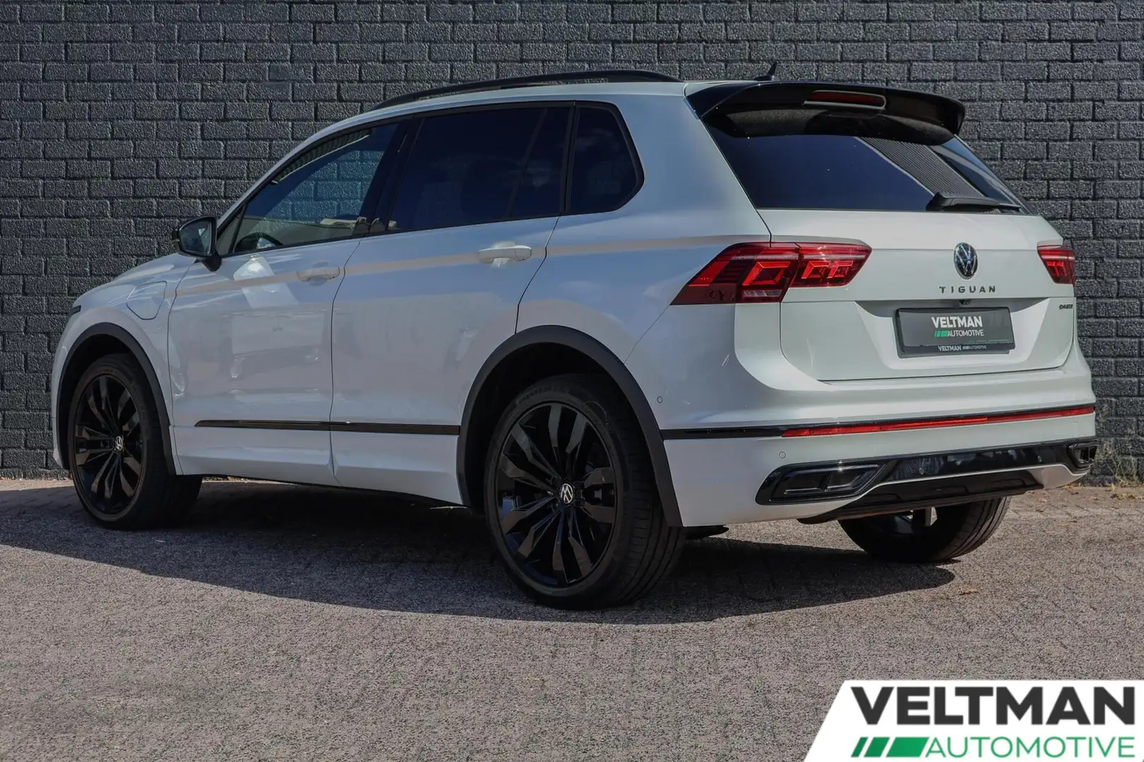 Volkswagen Tiguan 1.4 TSI eHybrid R-Line PANORAMADAK TREKHAAK ACC ST Wit - 2