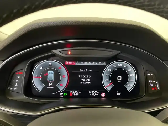 Audi Q8 view 5