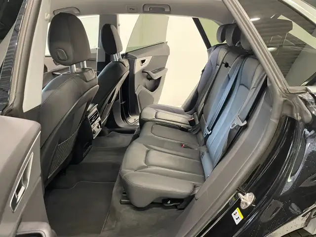 Audi Q8 view 7