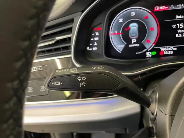 Audi Q8 view 25