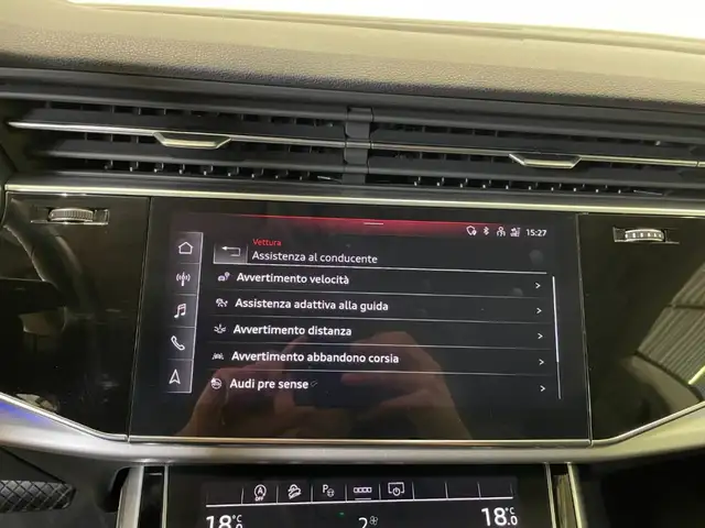 Audi Q8 view 17