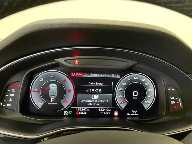 Audi Q8 view 30