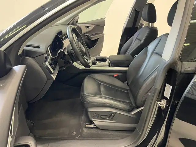 Audi Q8 view 6