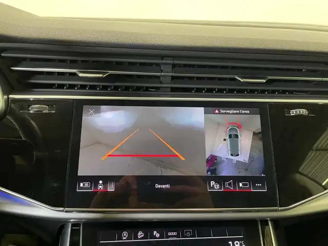 Audi Q8 view 20