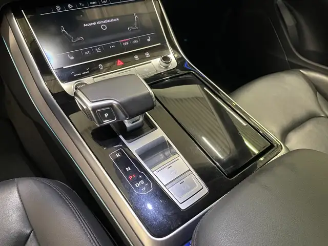 Audi Q8 view 9
