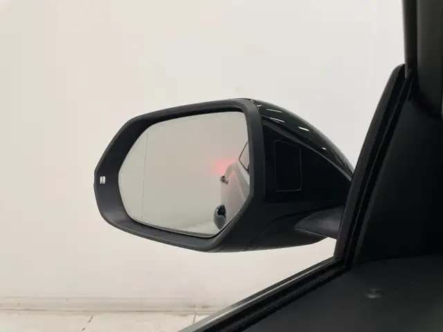 Audi Q8 view 18