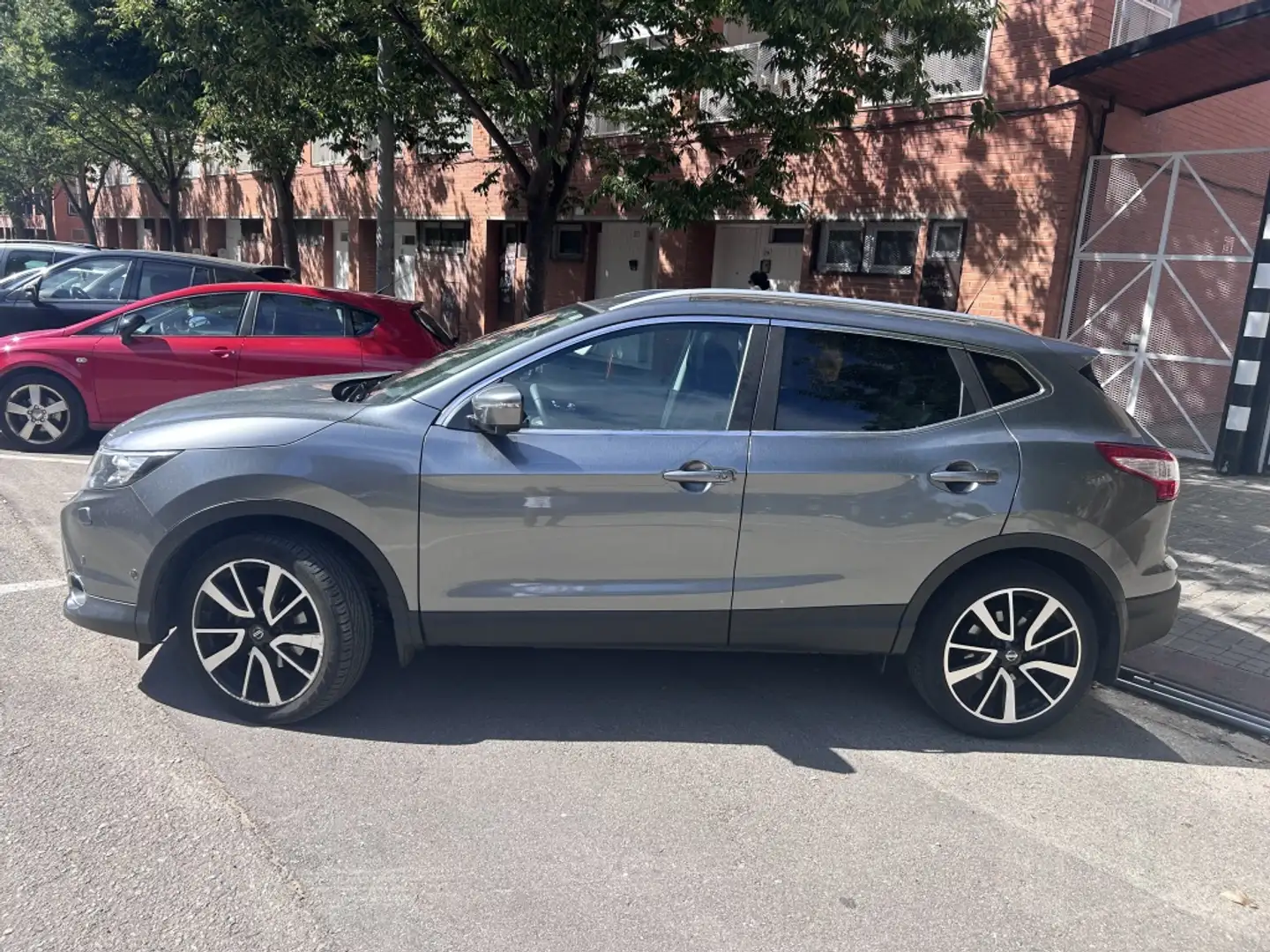 Nissan Qashqai 1.6dCi Tekna 4x2 XTronic Grau - 2