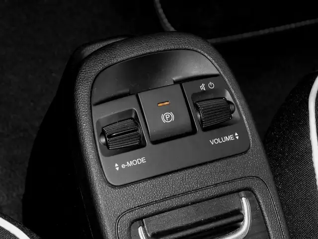 Fiat 500E view 13