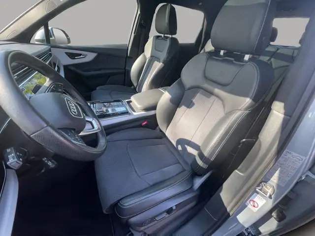 Audi Q7 view 11