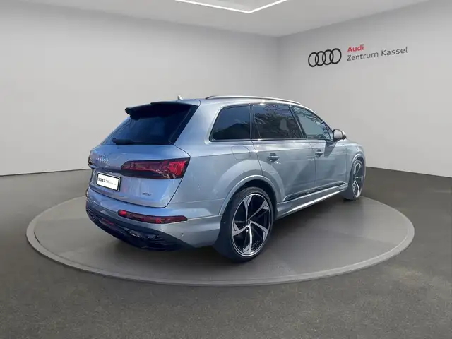Audi Q7 view 7