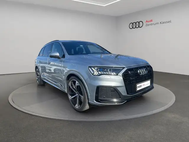 Audi Q7 view 9