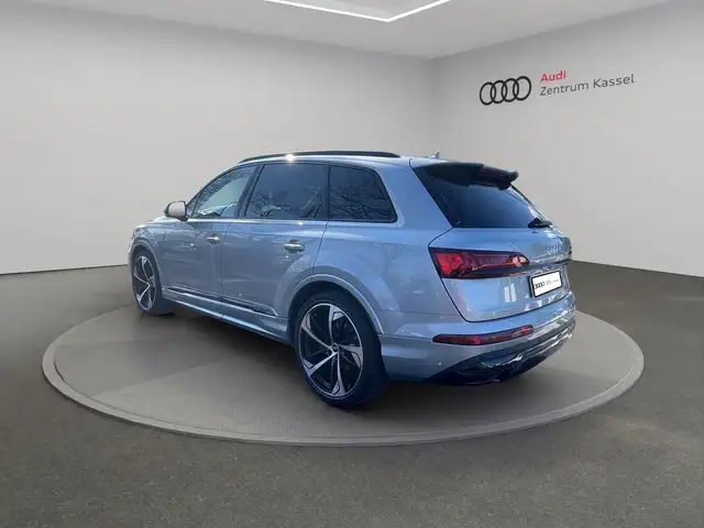 Audi Q7 view 5