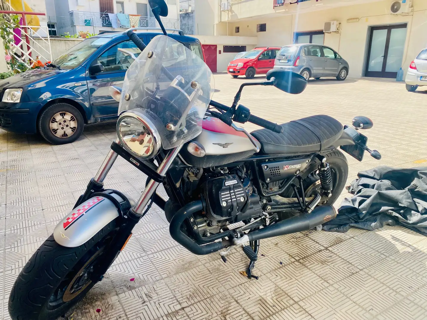 Moto Guzzi V 9 Bobber Gris - 2