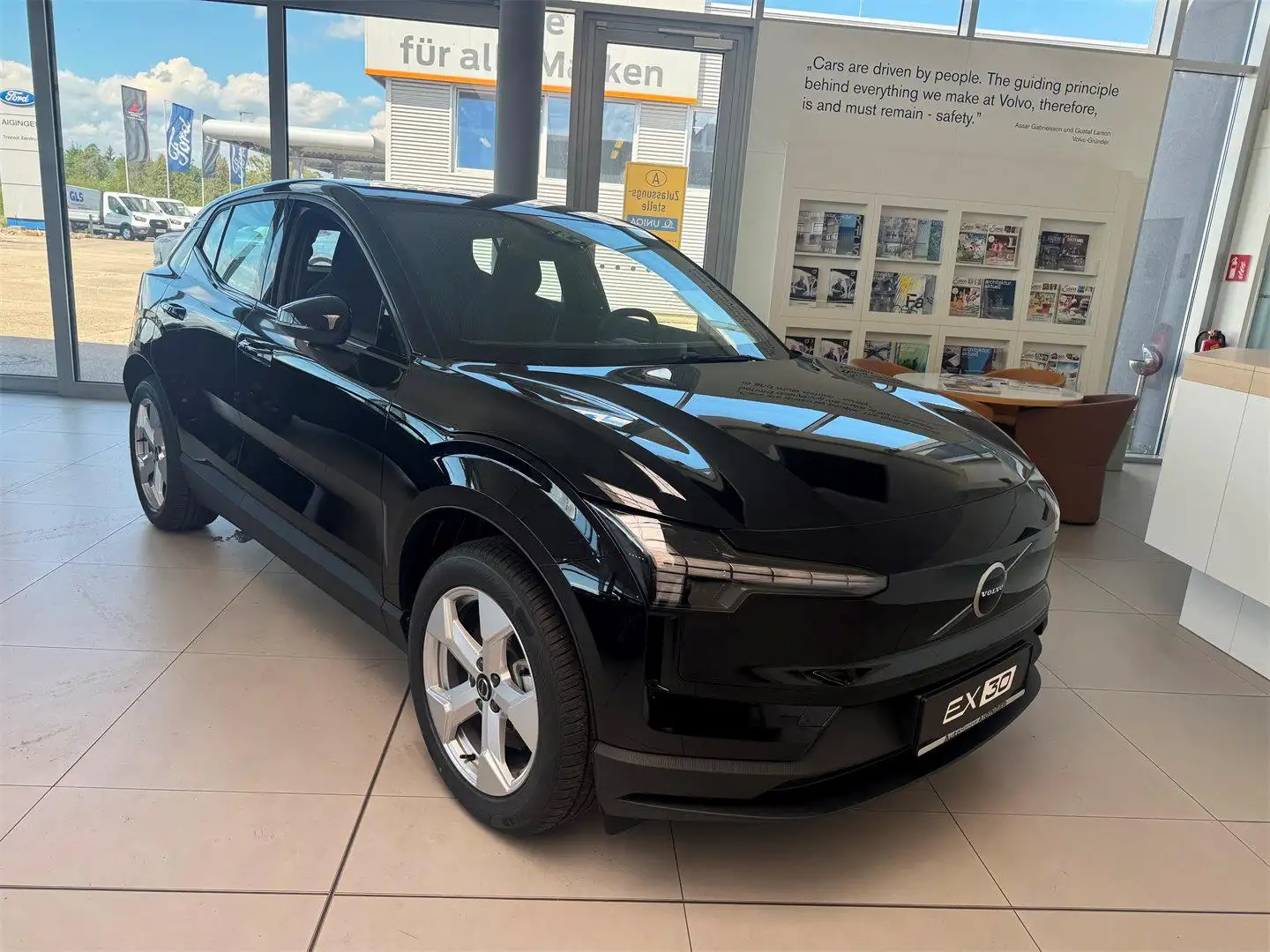 Volvo EX30 P3 51kW Essential Schwarz - 1