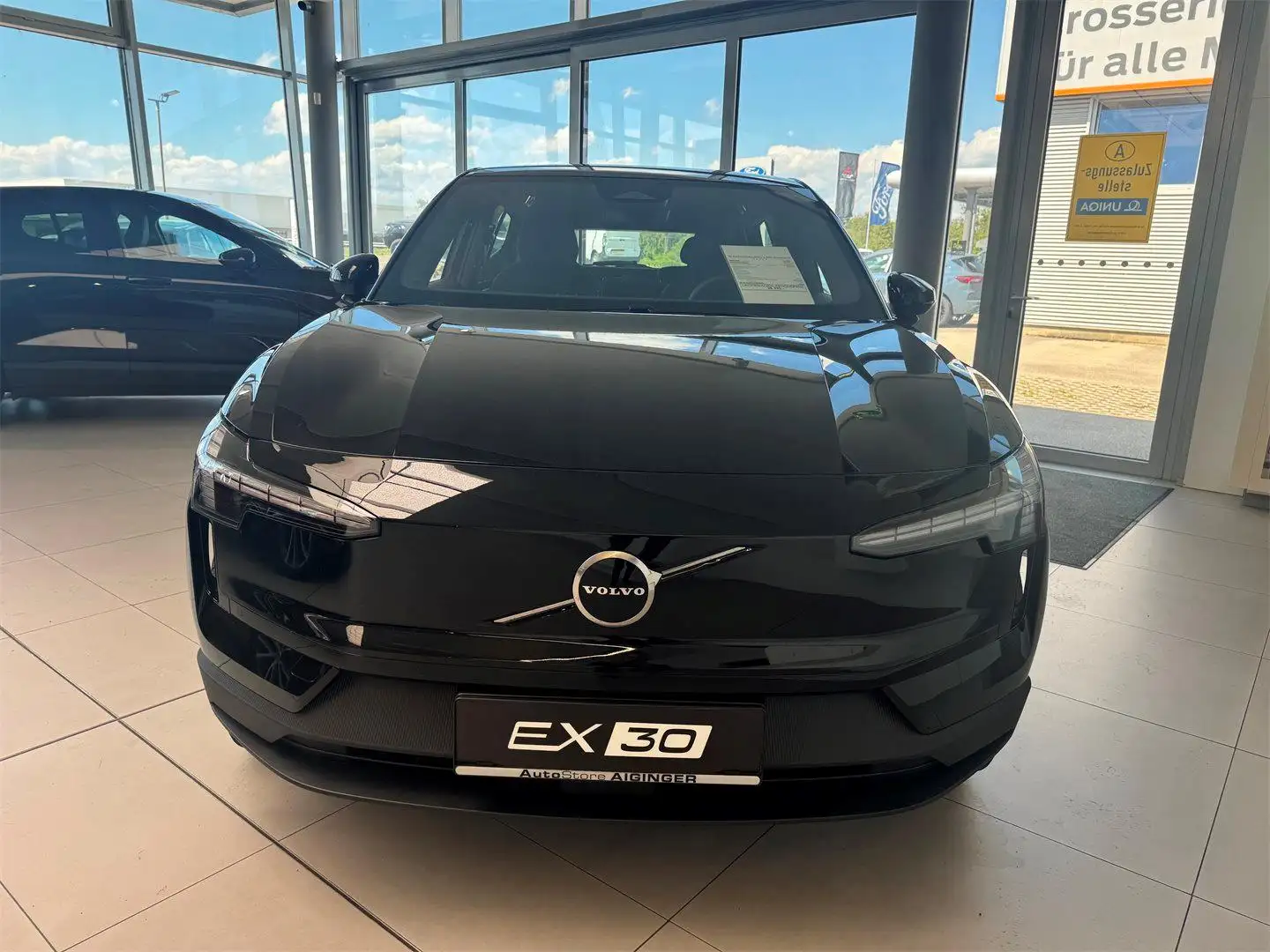 Volvo EX30 P3 51kW Essential Schwarz - 2