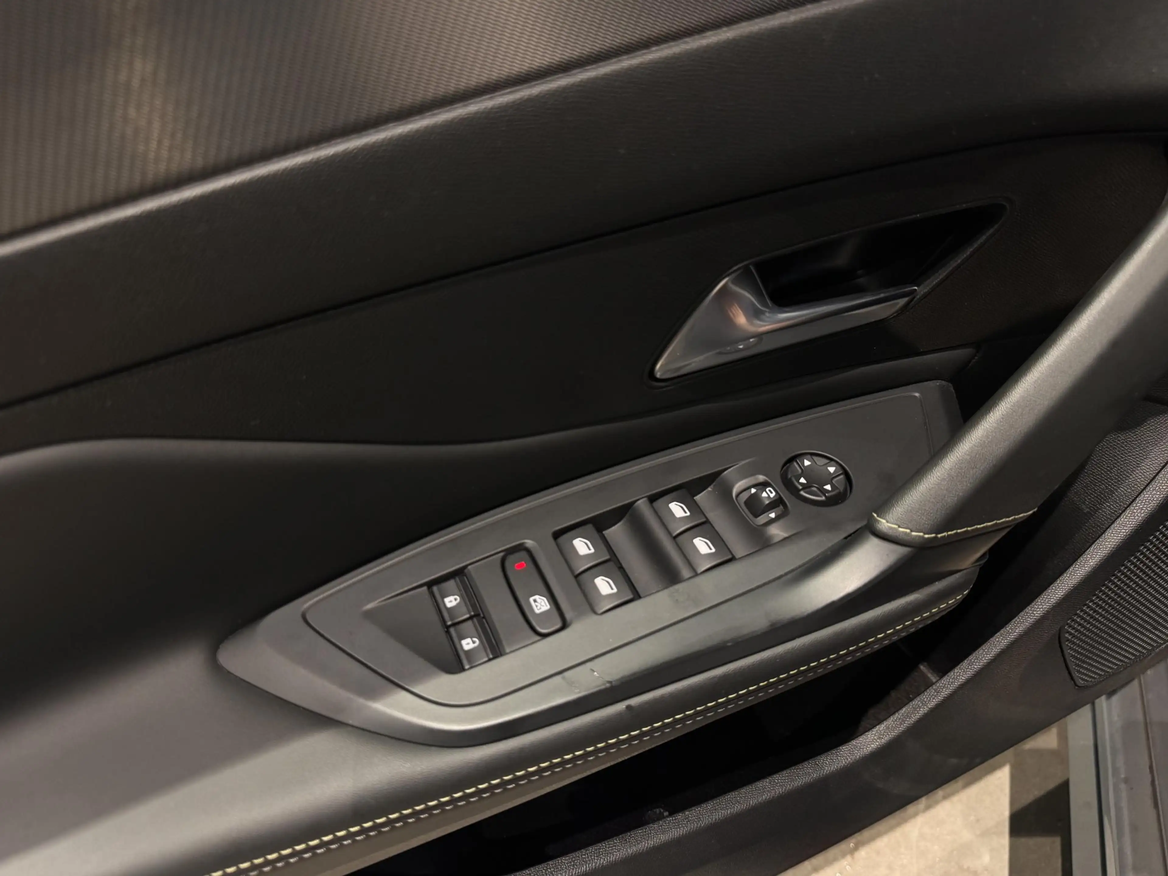 Peugeot 308 SW 1.2 PureTech 130 S&S EAT8 GT Pack — photo 12