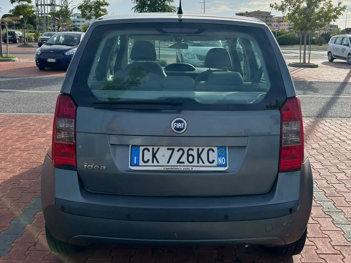 Fiat Idea Idea 1.4 16v Active Silber - 2