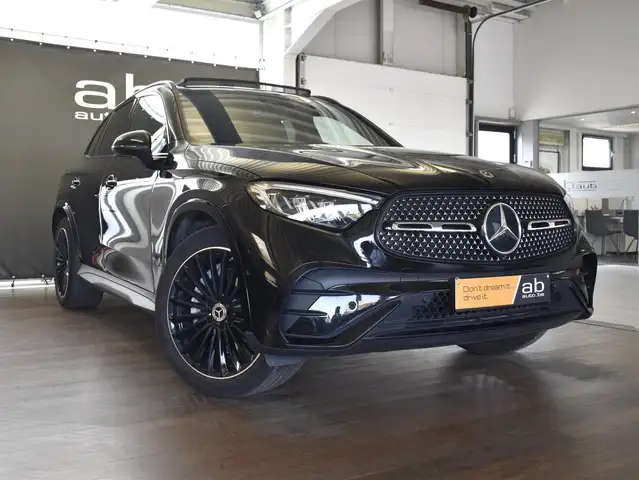 Mercedes-Benz GLC 200 view 3