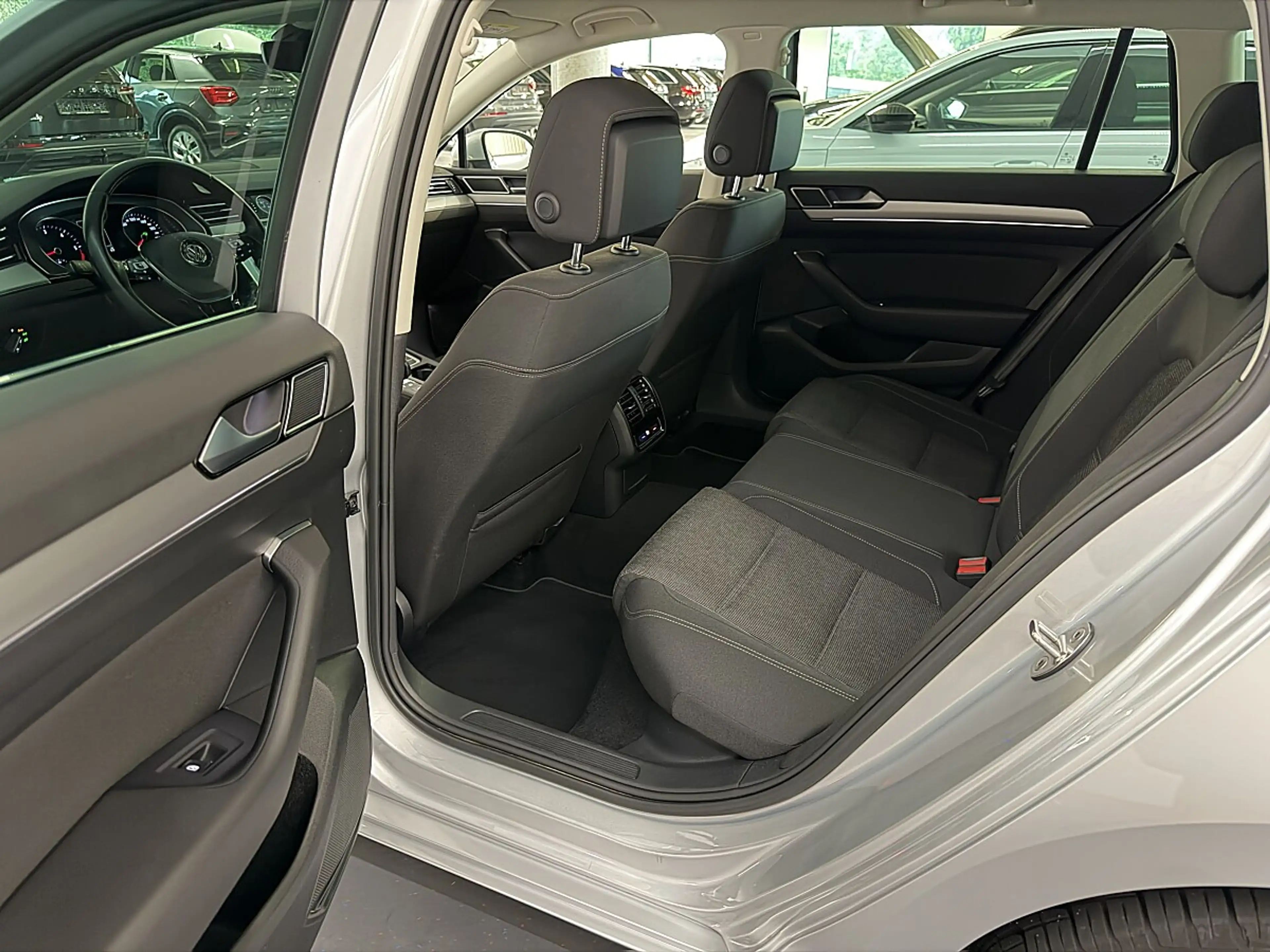 Volkswagen Passat Variant 1,6TDI DSG *LED*NAVI*ACC*Sitzheizung*Getönte Sc... — photo 13