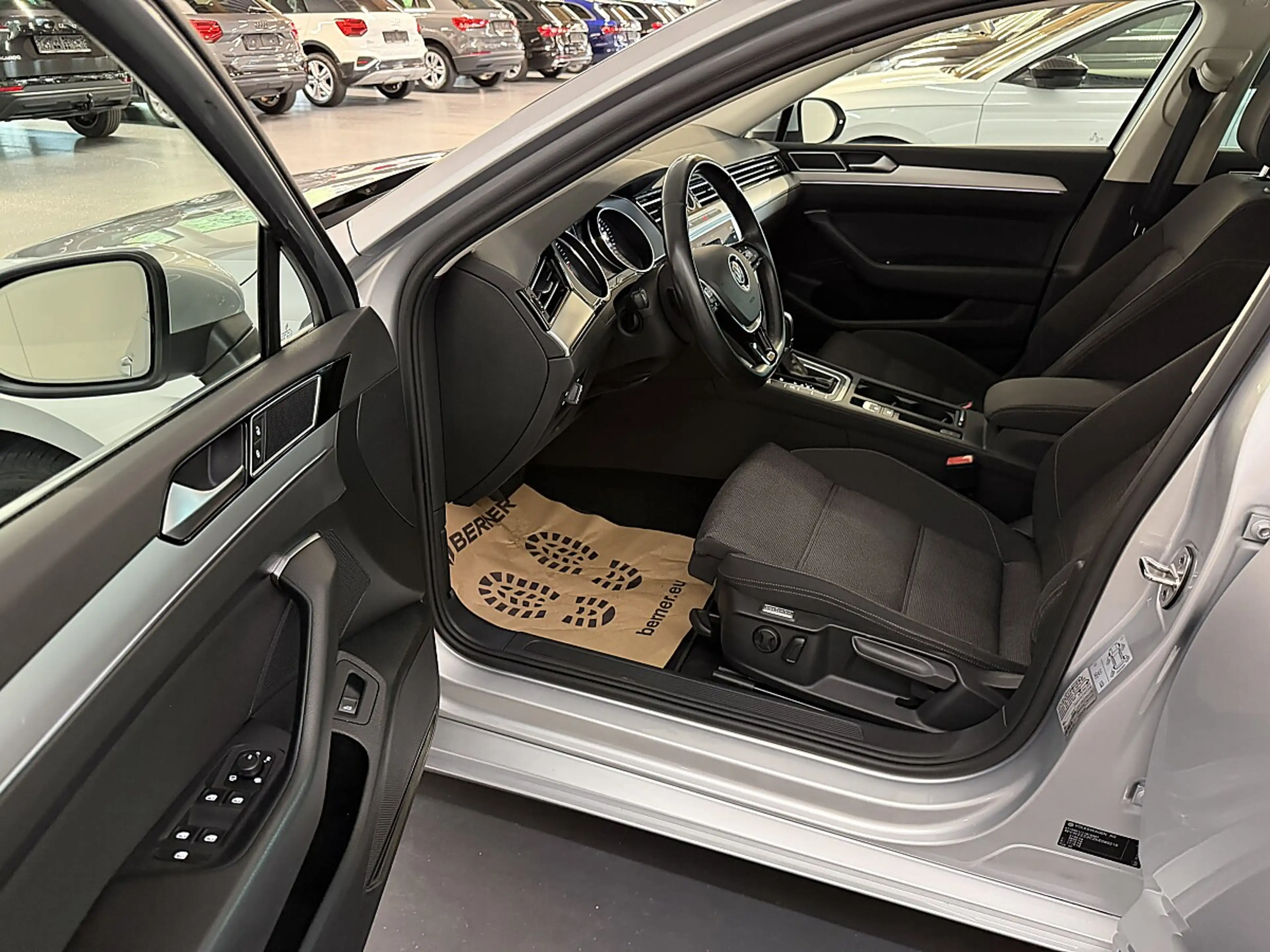 Volkswagen Passat Variant 1,6TDI DSG *LED*NAVI*ACC*Sitzheizung*Getönte Sc... — photo 11