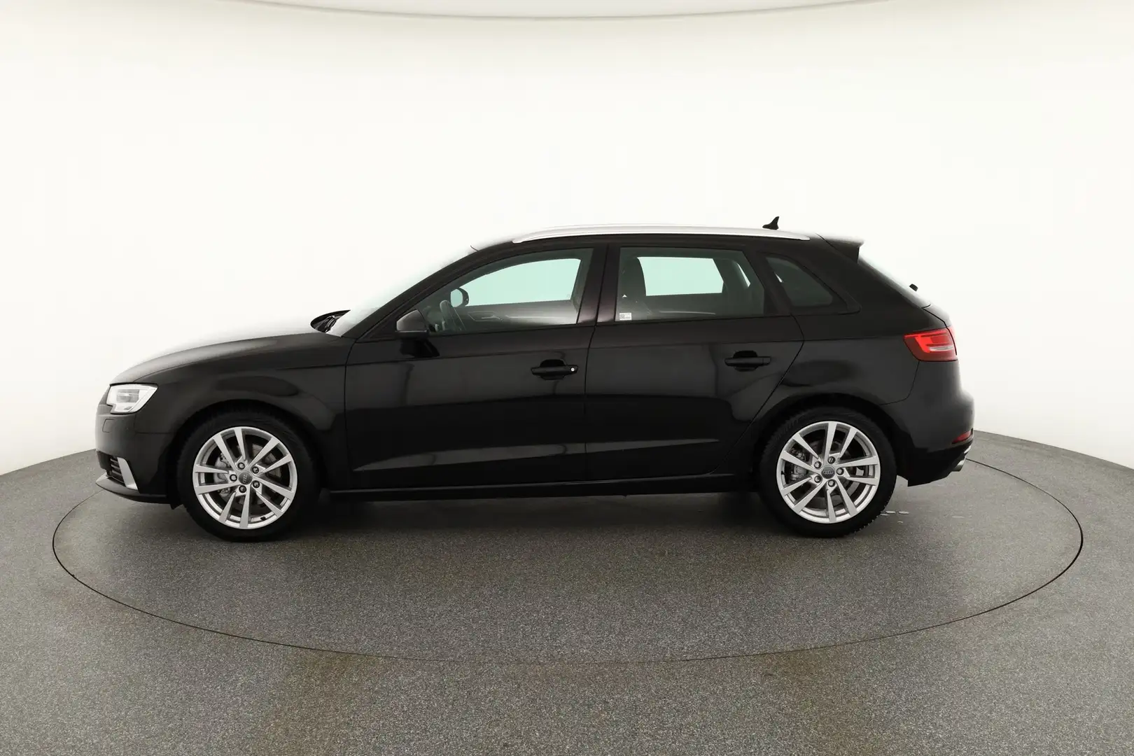 Audi A3 Sportback 35 TFSI Bi-Xenon Sitzheizung Navi Zwart - 2