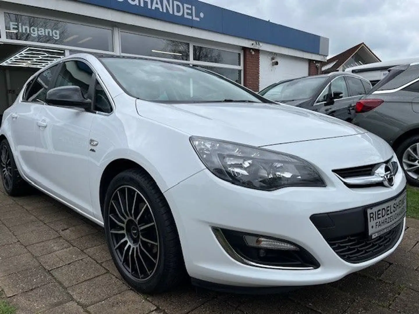 Opel Astra J Lim. 5-trg. Active Navi 18" SHZ PDC AHK Fehér - 1