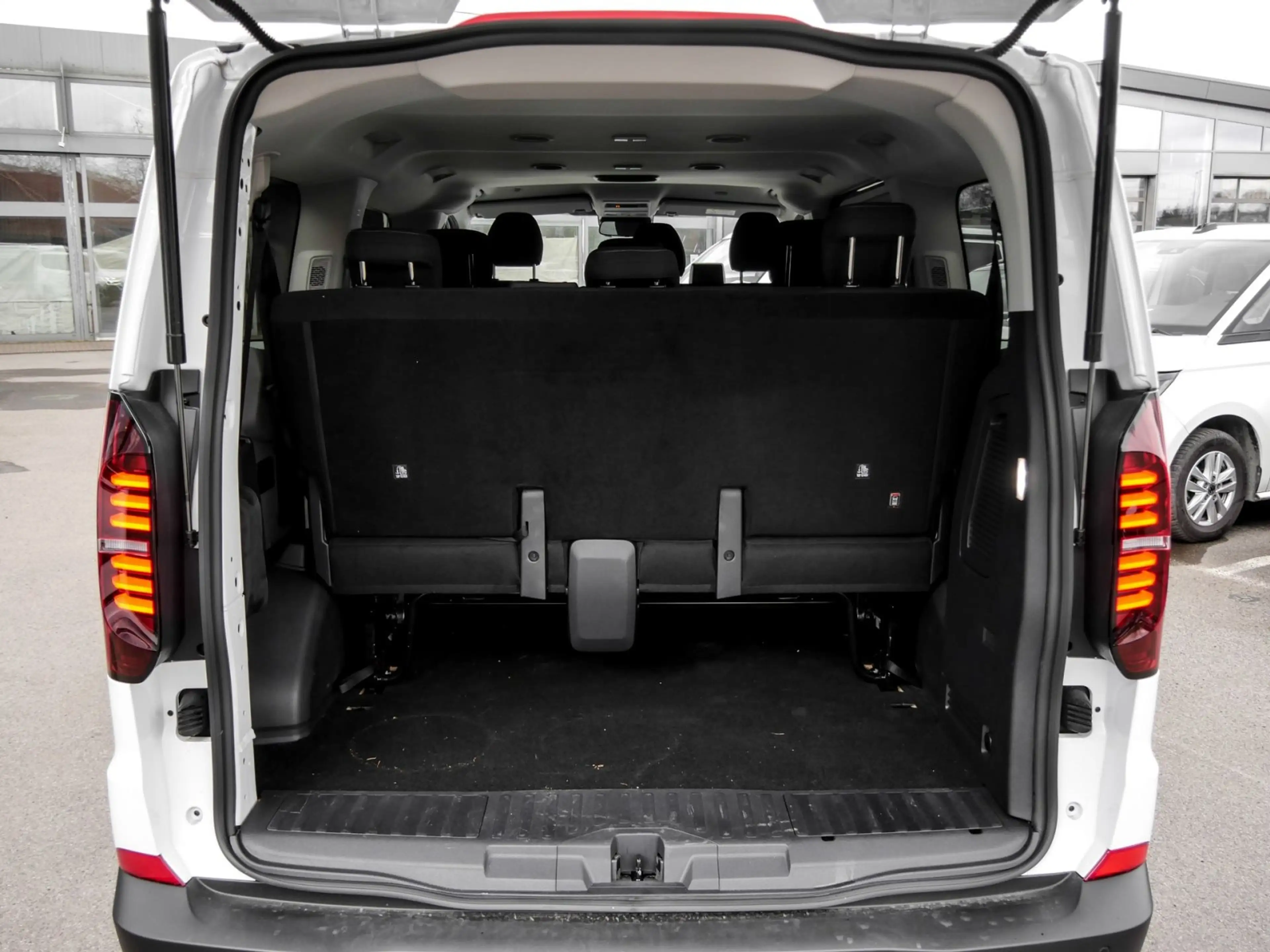 Volkswagen T7 Kombi 2.0 TDI Autom. IQ.Light AppC. ACC 9-Sitzer — photo 11