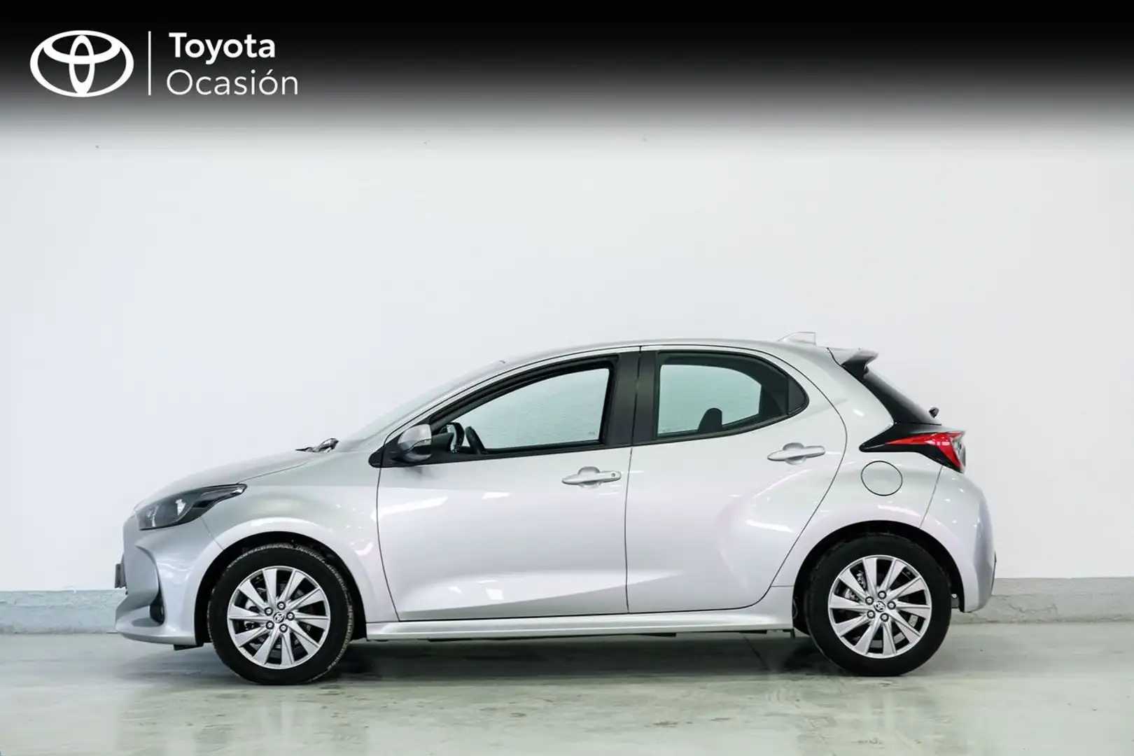Toyota Yaris 120H Active Tech Plateado - 2