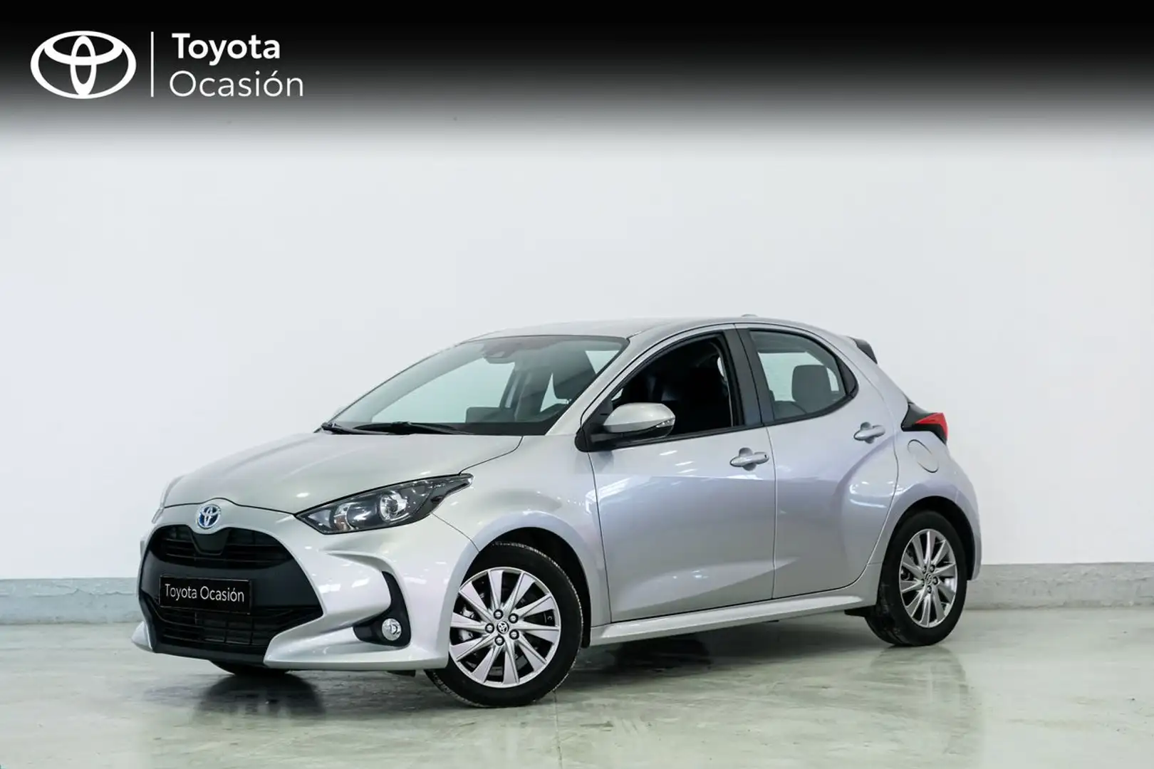 Toyota Yaris 120H Active Tech Plateado - 1